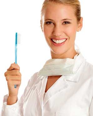 Clínica Dental Lucía Uribe persona mostrando cepillo de dientes
