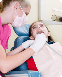 Clínica Dental Lucía Uribe profesional con paciente