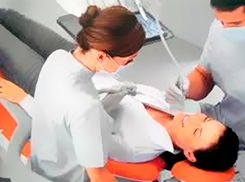 Clínica Dental Lucía Uribe persona en consultorio odontológico