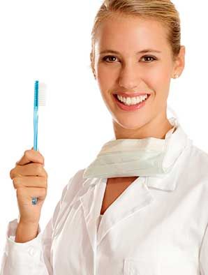 Clínica Dental Lucía Uribe persona mostrando cepillo de dientes